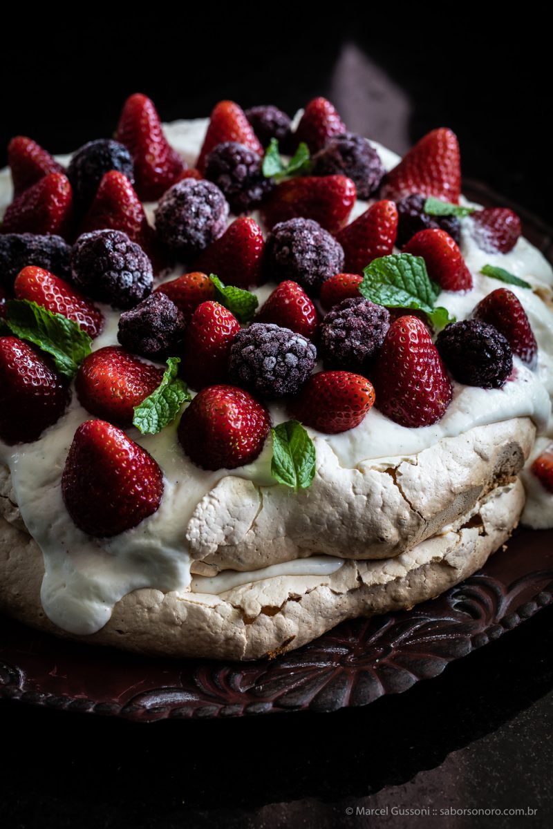 Pavlova Com Frutas Vermelhas - Uma Sobremesa De Festa!