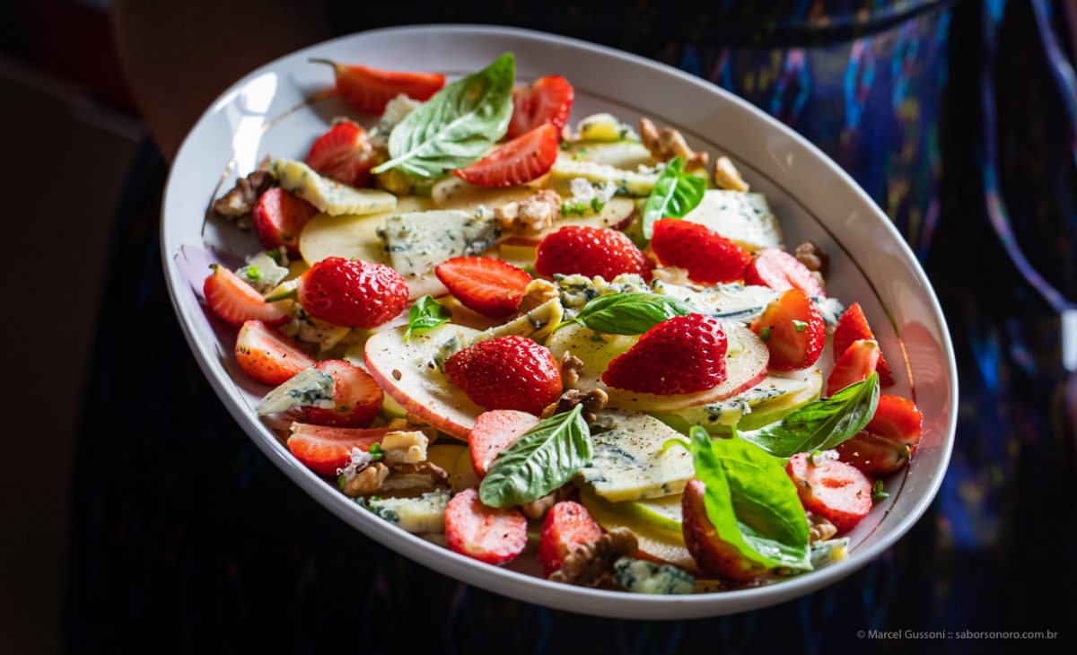 Salada de Morango, Gorgonzola e Nozes